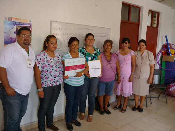 Entregando Apoyos en Michoacan Corporativo Serca